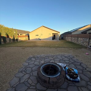 Property grounds - Spacious, modern, fully fenced, pet friendly, 3 bedrooms and a dedicated office. (Santa Teresa)