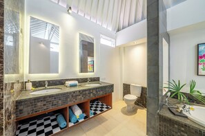 Een haardroger, een bidet, handdoeken, zeep