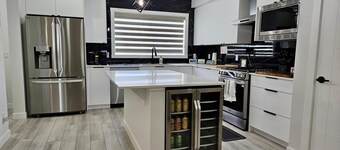 Bright, Spacious 3-Bedroom Getaway in SW Calgary - Your Home Away from Home!