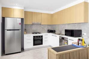 Kühlschrank, Mikrowelle, Ofen, Herdplatte