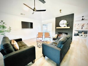 Televisión y chimenea 