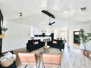 Televisión y chimenea 