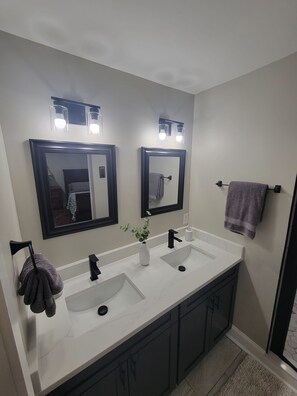 Dusj, hårføner, håndklær og såpe