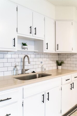 Fridge, microwave, oven, stovetop - Group Ready 4BR near OSU w/ Fire Pit & Wet Bar (Columbus)