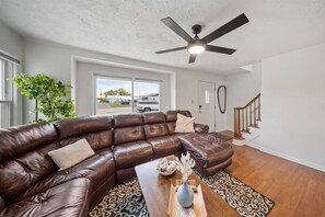 TV - Group Ready 4BR near OSU w/ Fire Pit & Wet Bar (Columbus)