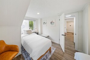 5 bedrooms, desk, iron/ironing board, travel cot - Group Ready 4BR near OSU w/ Fire Pit & Wet Bar (Columbus)