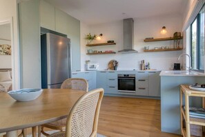 Jääkaappi, mikroaaltouuni, uuni, liesi