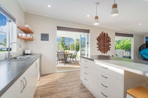 Private kitchen - White Sands - Cooks Beach (Cooks Beach)
