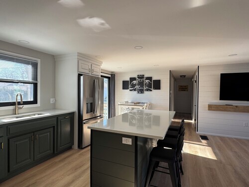 Game Day Getaway Near Historic Lambeau - Sleeps 12 - Steps from the Action