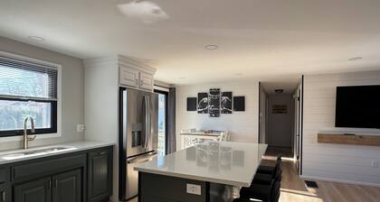 Game Day Getaway Near Historic Lambeau - Sleeps 12 - Steps from the Action