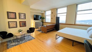 1 bedroom, WiFi, bed sheets - River Views and FREE Parking! (Saint Paul)