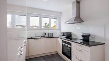 Jääkaappi, mikroaaltouuni, uuni, liesi