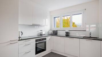 Jääkaappi, mikroaaltouuni, uuni, liesi