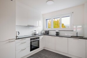 ثلاجة، ميكروويف، فرن، موقد طهي مسطح