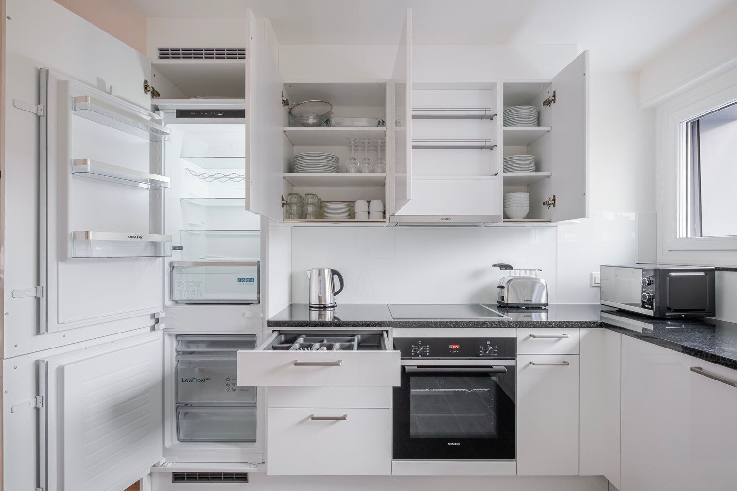 Kühlschrank, Mikrowelle, Ofen, Herdplatte