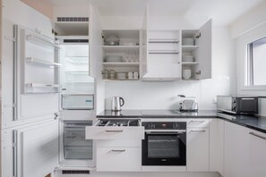 Kühlschrank, Mikrowelle, Ofen, Herdplatte