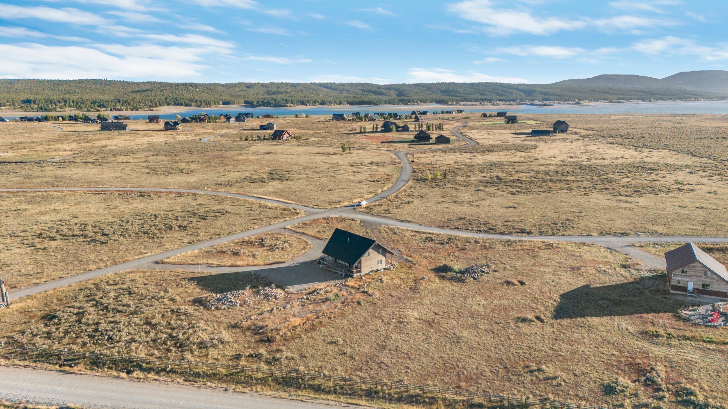 Vue aérienne d’une zone rurale, avec des maisons dispersées et un réseau routier.