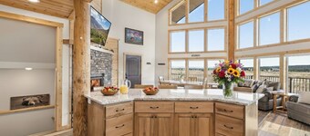 Eagle Eye Retreat: AC, EV, Hot tub, Minutes to reservoir, 35 miles to W Yellowstone