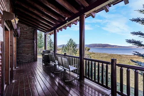 HENRYS REEL RETREAT: Private Beach Dock on Henrys Lake Garage Yellowstone