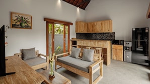 Una cocina moderna con armarios de madera, estufa integrada y refrigerador.