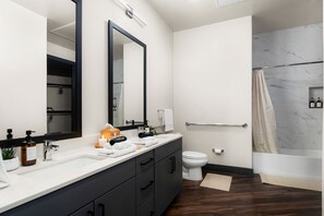 Hårtørrer, håndklæder, Sæbe, Toiletpapir