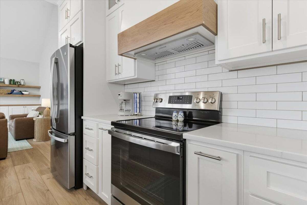 Jääkaappi, mikroaaltouuni, uuni, liesi