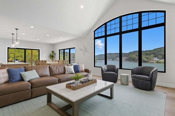 تلفزيون ذكي، ألعاب فيديو، كُتُب