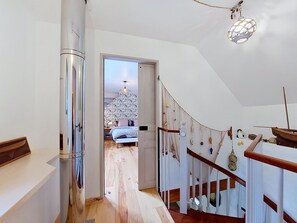 2 bedrooms, desk, Internet