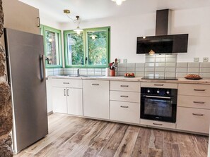 Kühlschrank, Mikrowelle, Ofen, Geschirrspüler