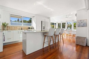 Fridge, microwave, stovetop, dishwasher