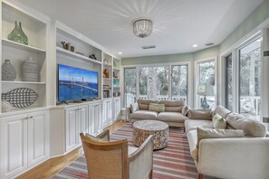 Smart TV - Clean, Modern Beach house on Golf Course (Seabrook Island)