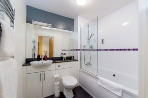 Shower, towels - 1 Bed Apartment 7, B1 ,By Comfort Zone (Birmingham)