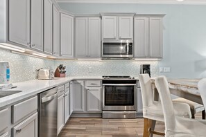 Refrigerador, microondas, horno y parrilla de estufa 