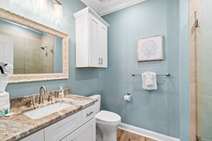 Regadera, secadora de cabello, toallas 