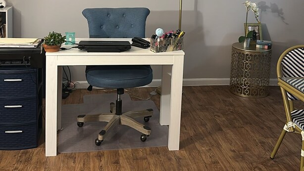 A home office with a desk, chair, and various office supplies. - Charming apartment in a great location. Near to the fun of Hartford (Hartford)