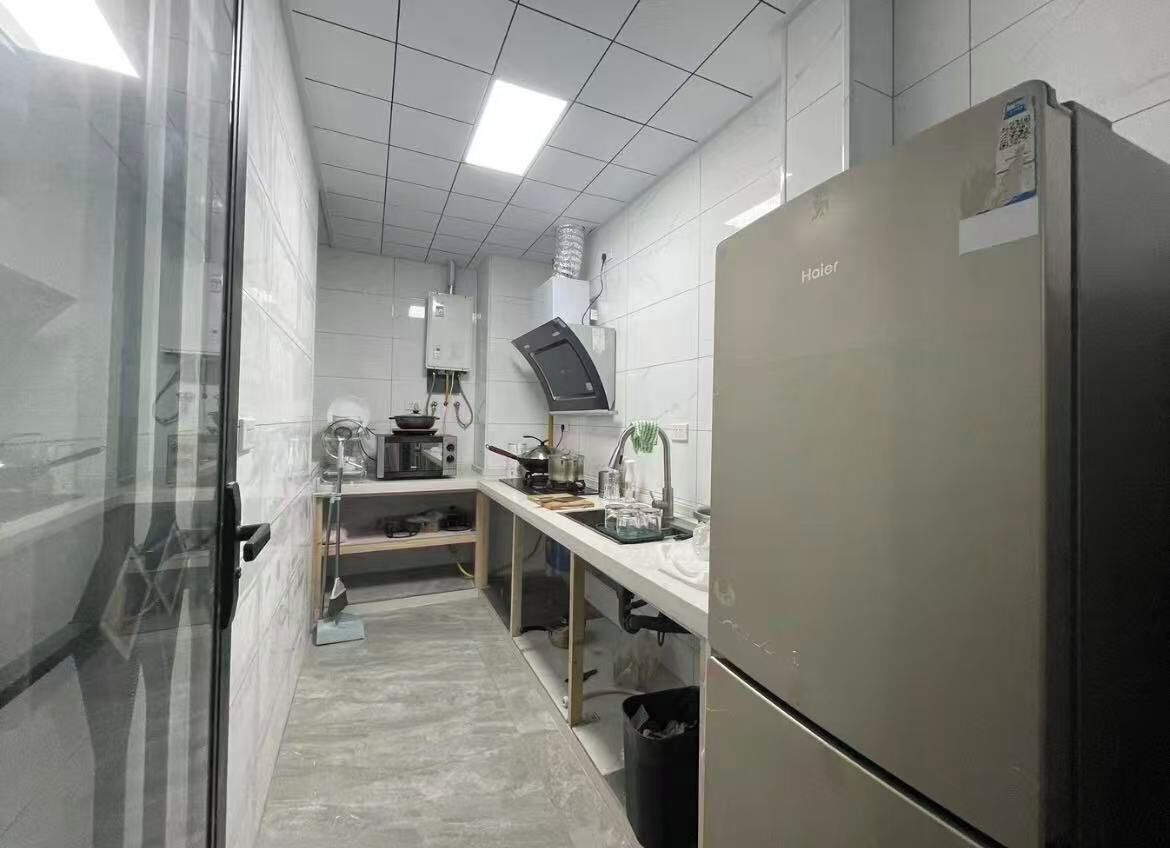 Deluxe Apartment | Private kitchen | Fridge, microwave, stovetop, cookware/dishes/utensils