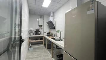 Apartamento Deluxe | Cocina privada | Frigorífico, microondas, placa de cocina y utensilios de cocina