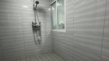 Deluxe-Apartment | Badezimmer | Dusche, kostenlose Toilettenartikel, Haartrockner, Handtücher