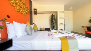 خزنة داخل الغرفة ومكتب ومساحة عمل للكمبيوتر المحمول وستائر تعتيم