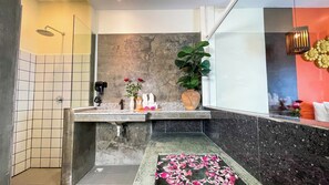 Honeymoon Suite | Comodidades do banheiro | Produtos de toalete grátis, secador de cabelo, roupões de banho 