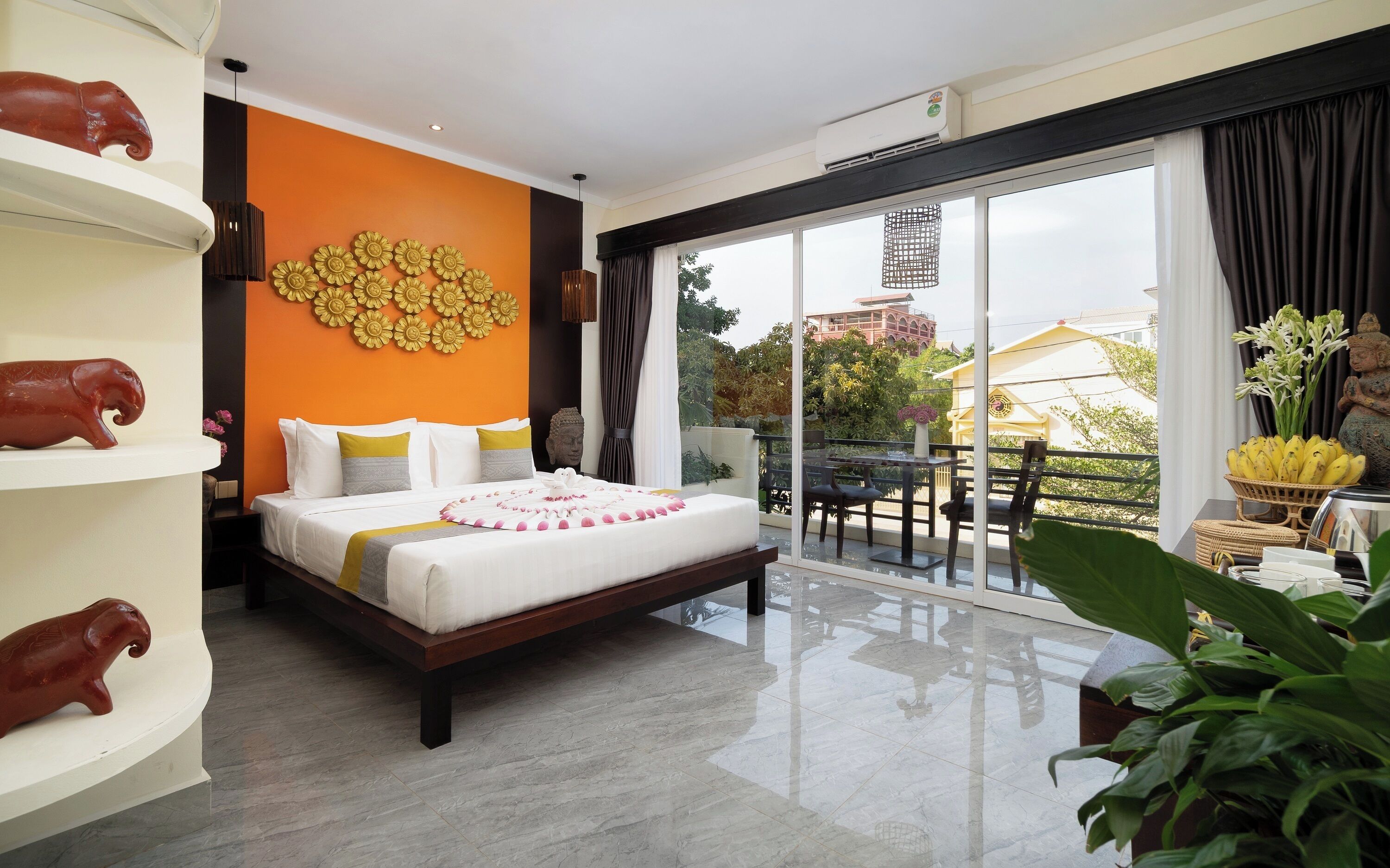 Deluxe Double with Balcony - Free Bus Station Pick Up