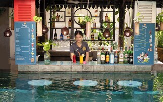 Swim-up bar