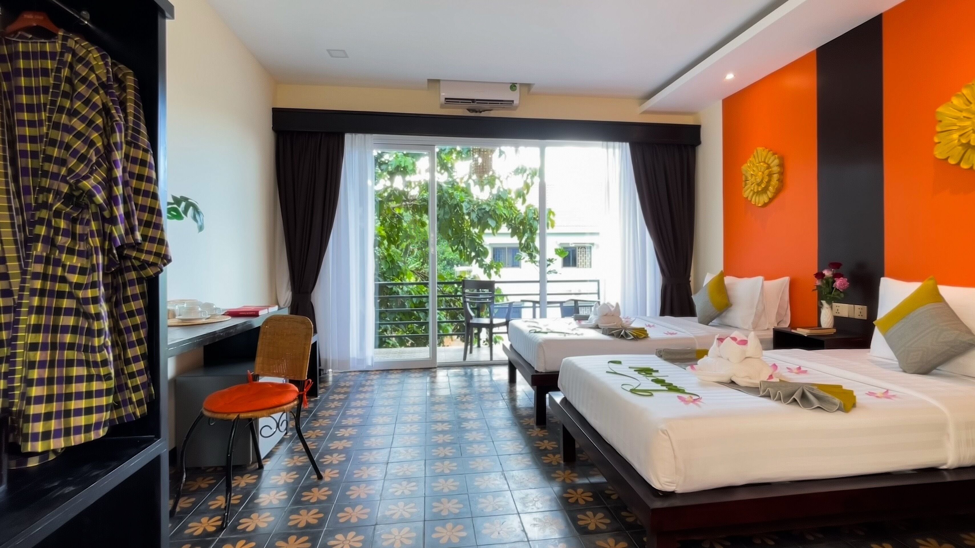 Caja de seguridad en la habitación y escritorio 