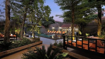 Ulkouima-allas avoinna 9.00–21.00, ilmaisia cabañoita, aurinkovarjoja