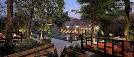 室外游泳池,開放時間為 09:00 至 21:00,提供免費遮陽小屋和泳池遮陽傘