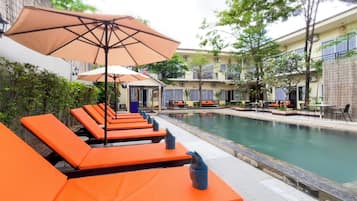 Piscine extérieure, cabanons gratuits, parasols de plage