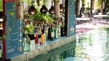 Swim-up bar