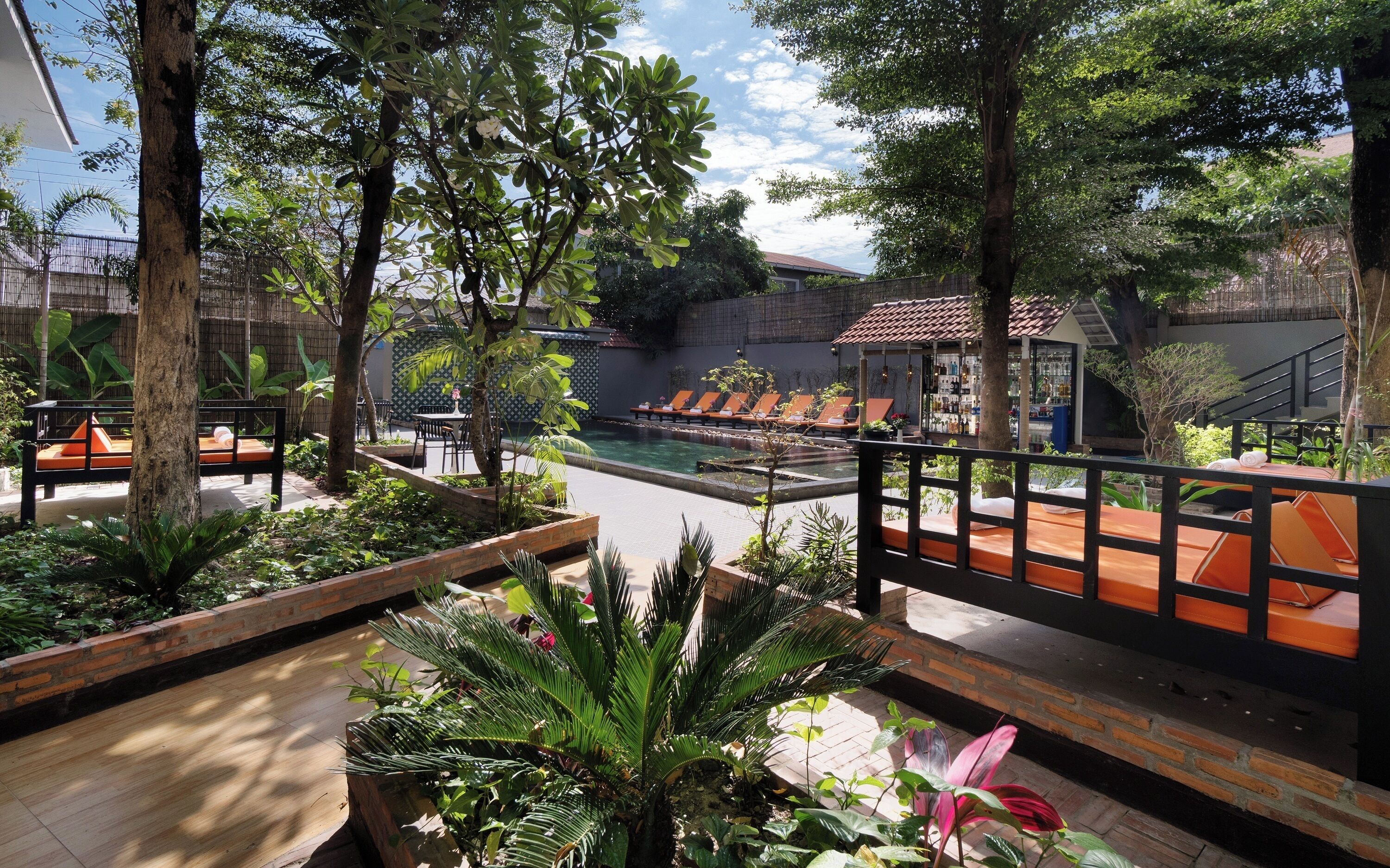Una piscina al aire libre, cabañas de piscina gratuitas, sombrillas