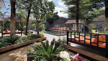 Una piscina al aire libre, cabañas de piscina gratuitas, sombrillas