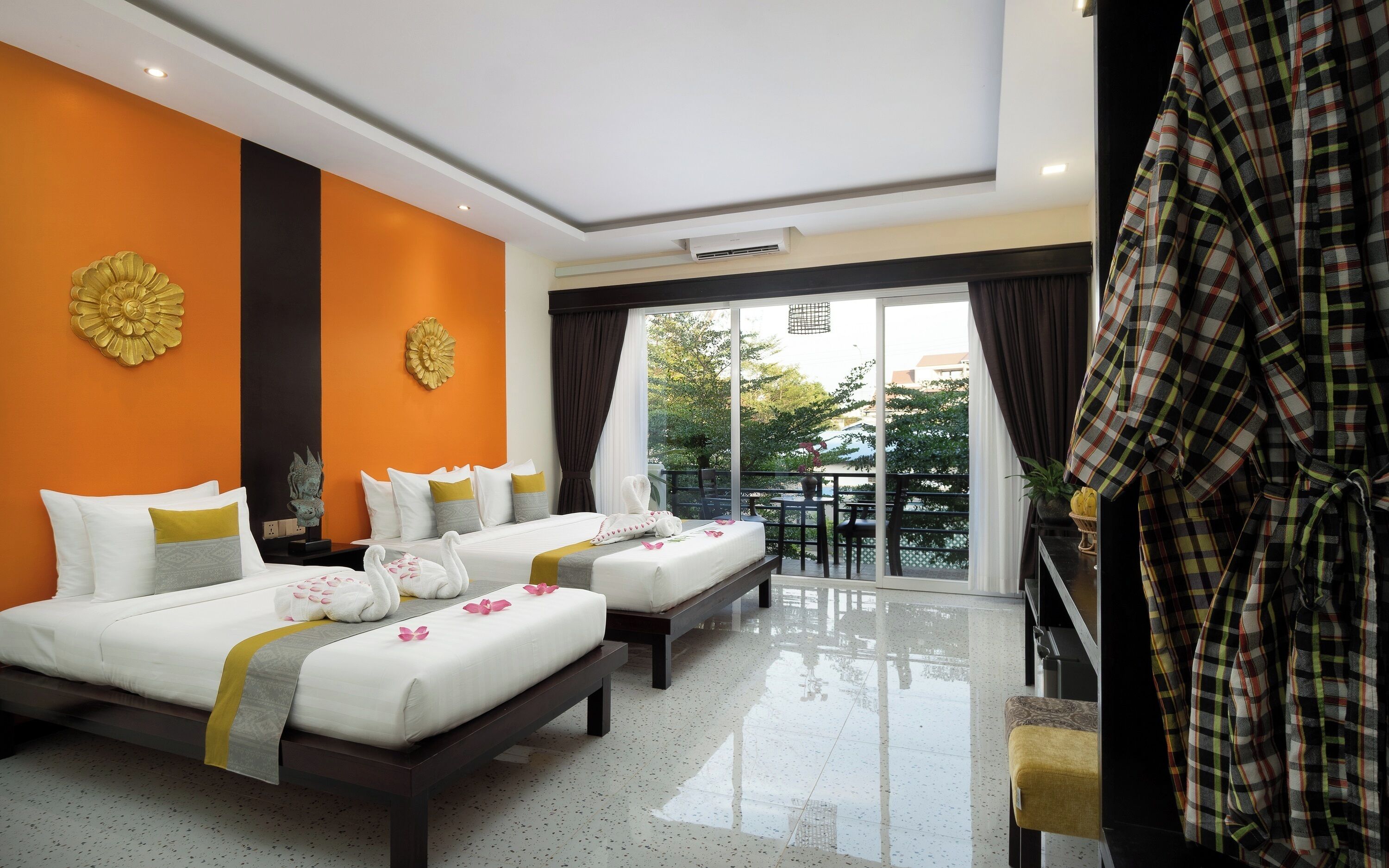 Family Deluxe With Balcony Pool View - Free Bus Station Pick Up